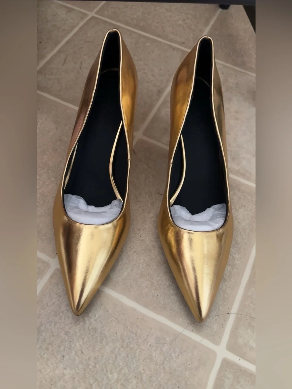 VACCASHE Gold Pointed-Toe Kitten Heel